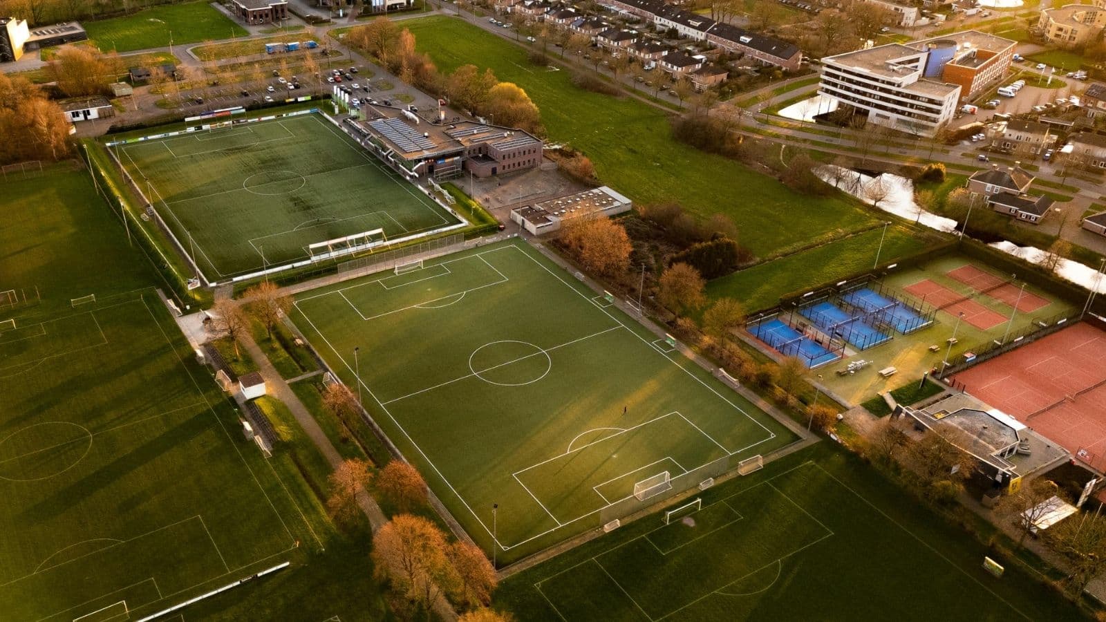 Luftaufnahme eines Sportzentrums mit mehreren Fußballplätzen