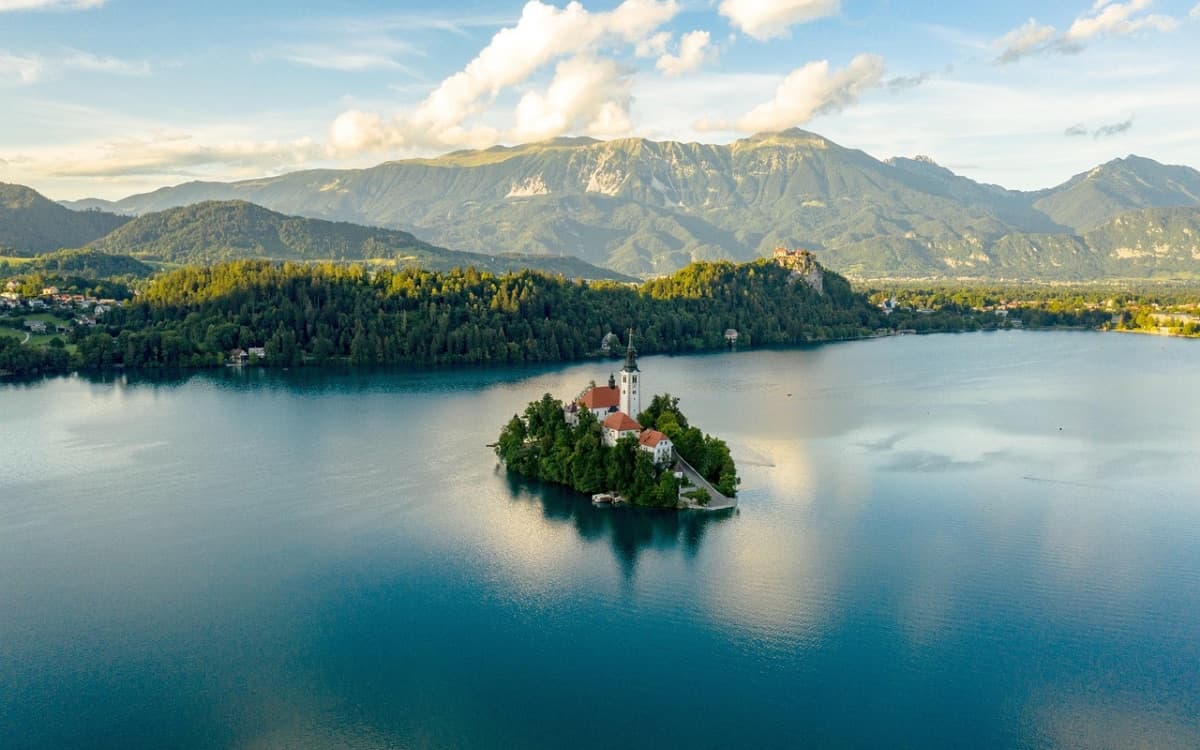 Fußball-Trainingslager in Bled, Slowenien – Trainingsplatz am See