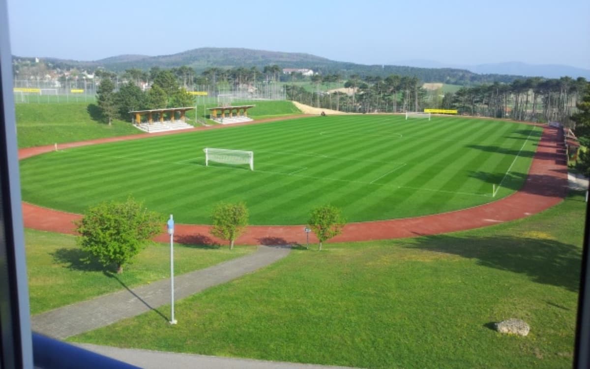 Fußball-Trainingslager in Lindabrunn bei Wien, Österreich – Rasenplatz